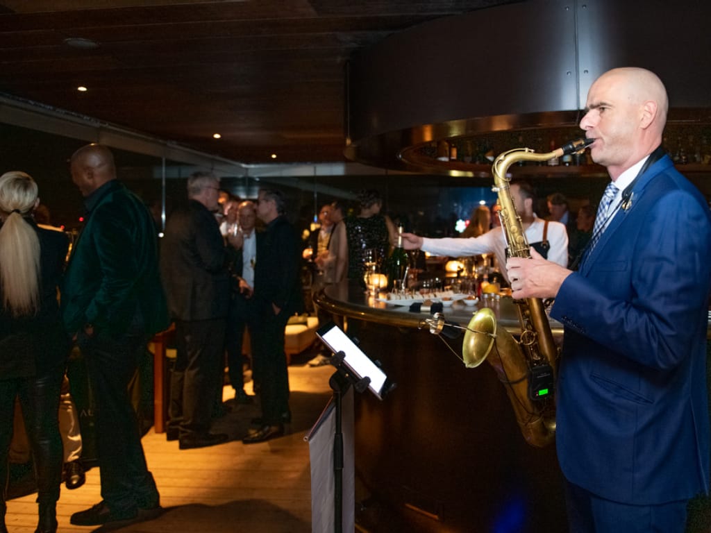 Saxofon an der Bar im Club