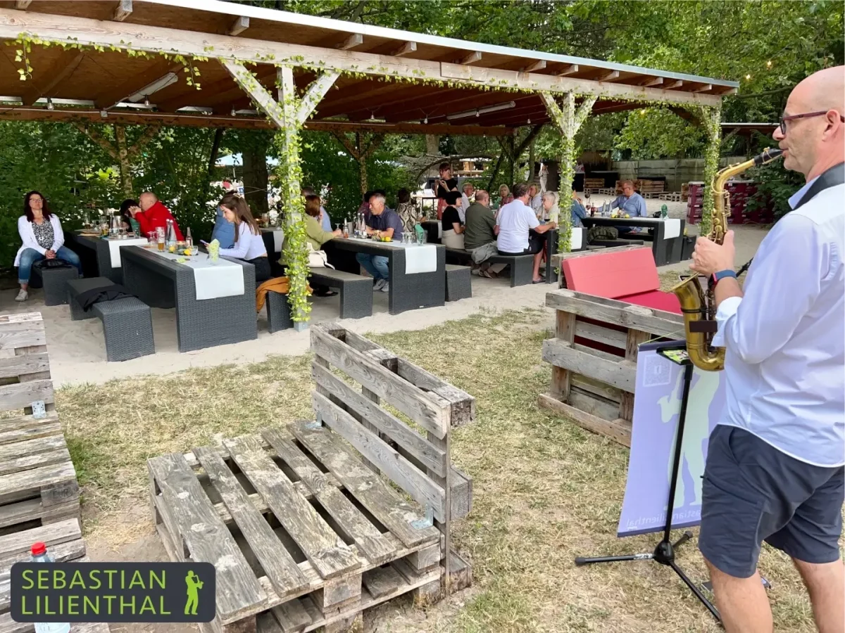 Saxophonist Sebastian Lilienthal spielt in der Sunshine Beach Bar.