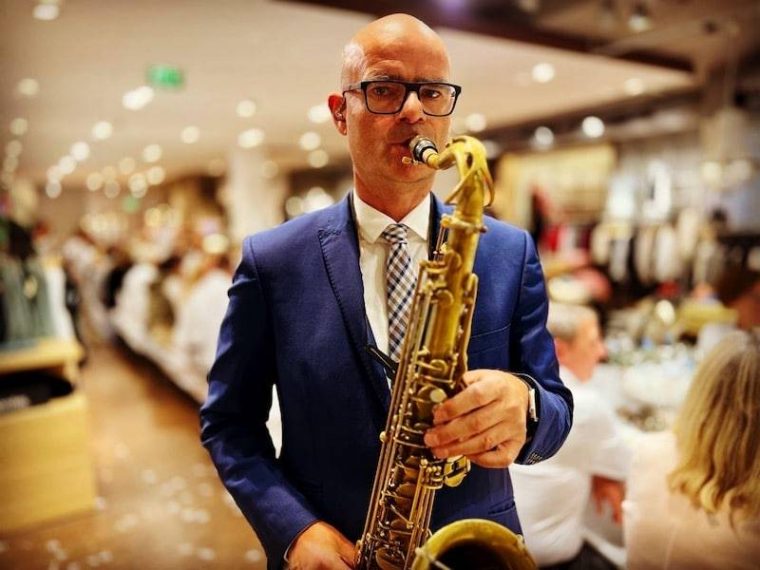 fashion show wit saxophone