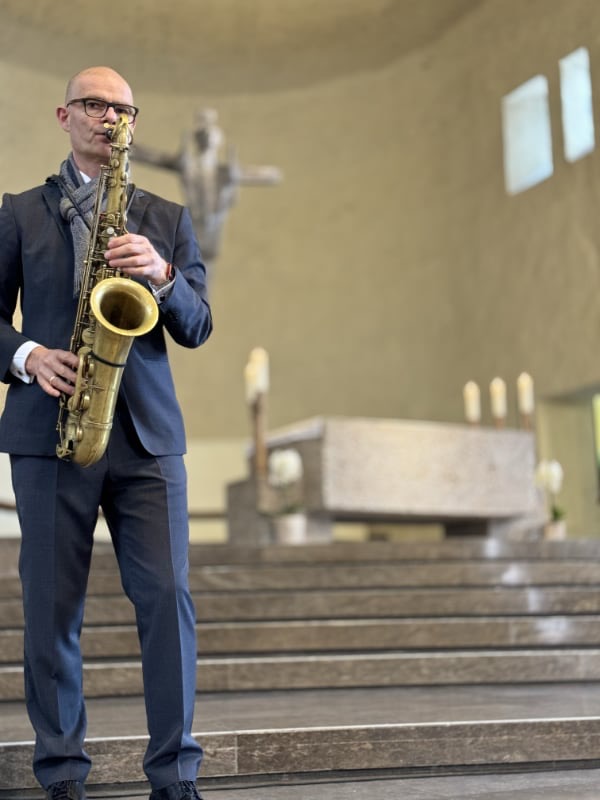 Der Abschied von einem geliebten Menschen ist ein besonderer Moment, der Raum für Erinnerungen, Dankbarkeit und Stille braucht. Mit meiner Saxophonmusik für Trauerfeiern begleite ich diesen Augenblick auf würdevolle und einfühlsame Weise.