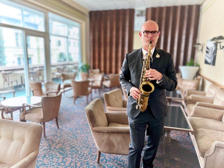 saxophonist sebastian lilienthal spielt im robert-bosch-clubraum vom württembergischen automobilclub