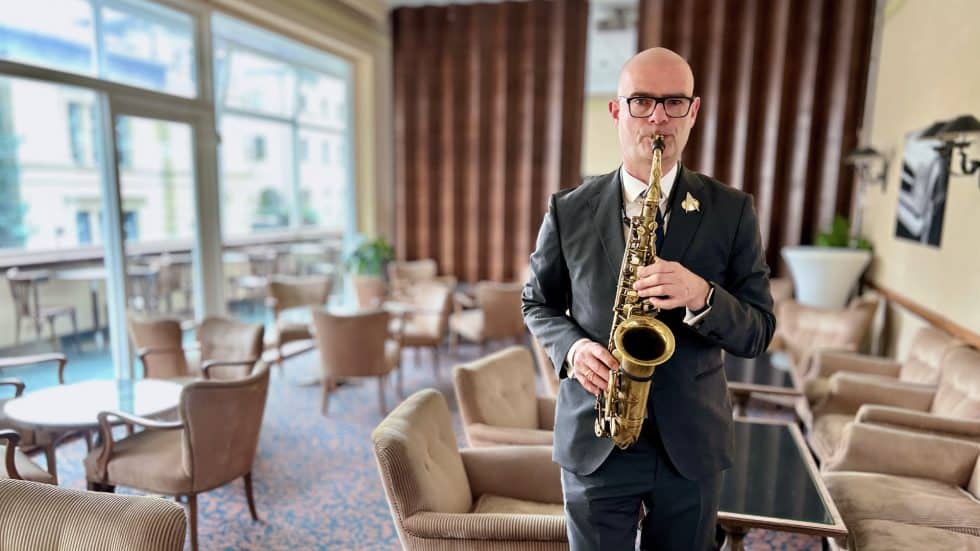 saxophonist sebastian lilienthal spielt im robert-bosch-clubraum vom württembergischen automobilclub